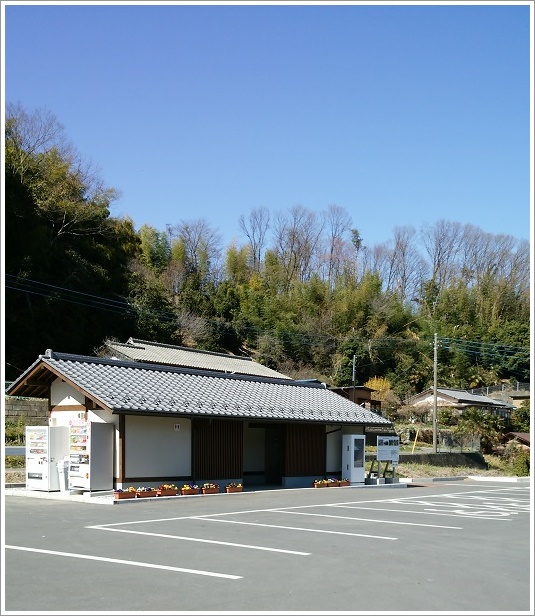 高山社には大きな駐車場も完備