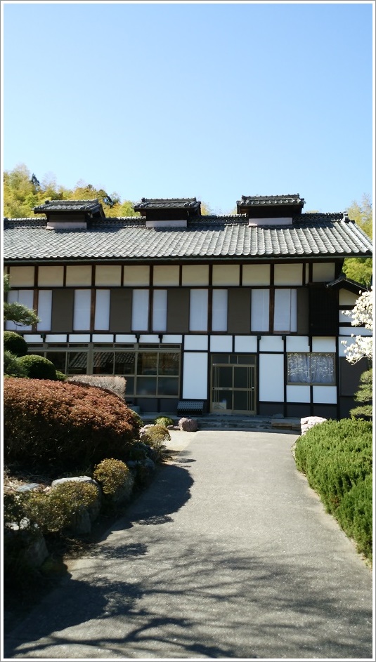 高山社跡の正面が蚕室