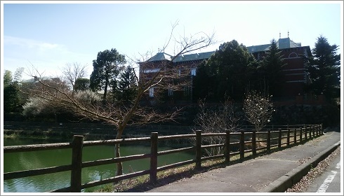 鳴沢湖畔から見える洋風な建物