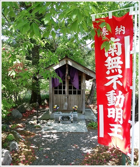 龍願寺境内の高台にある社屋